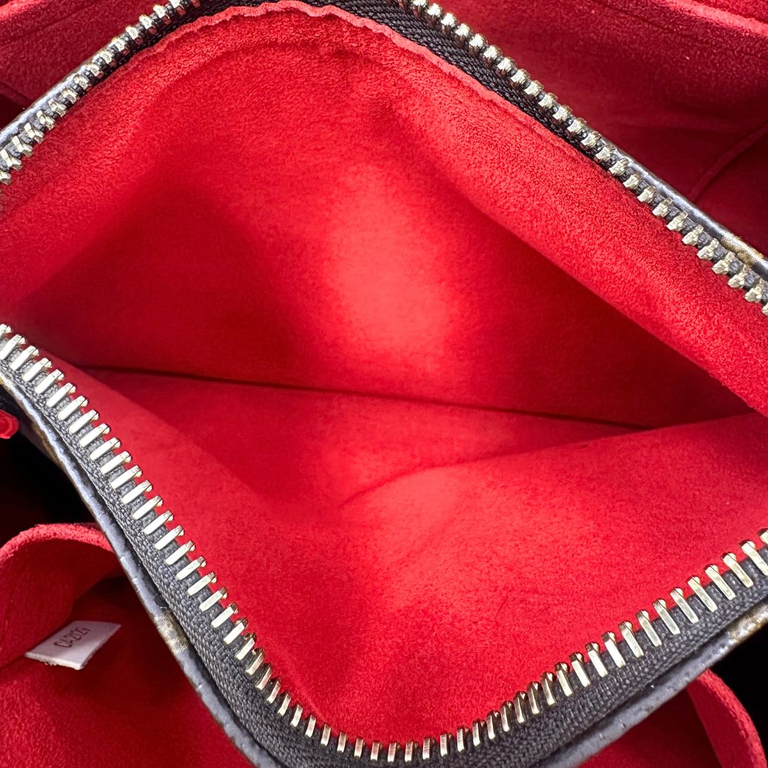 interno Borsa Louis Vuitton in canvas marrone monogram con finiture in pelle multicolore e parti metalliche dorate; munita di doppi manici intrecciati e una tracolla amovibile. Completa di lucchetto e chiavi, di lusso, originale, ottime condizioni. 