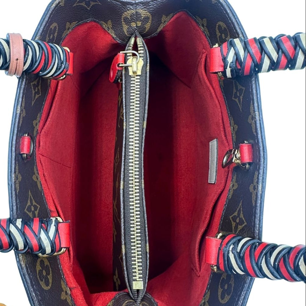 interno Borsa Louis Vuitton in canvas marrone monogram con finiture in pelle multicolore e parti metalliche dorate; munita di doppi manici intrecciati e una tracolla amovibile. Completa di lucchetto e chiavi, di lusso, originale, ottime condizioni. 