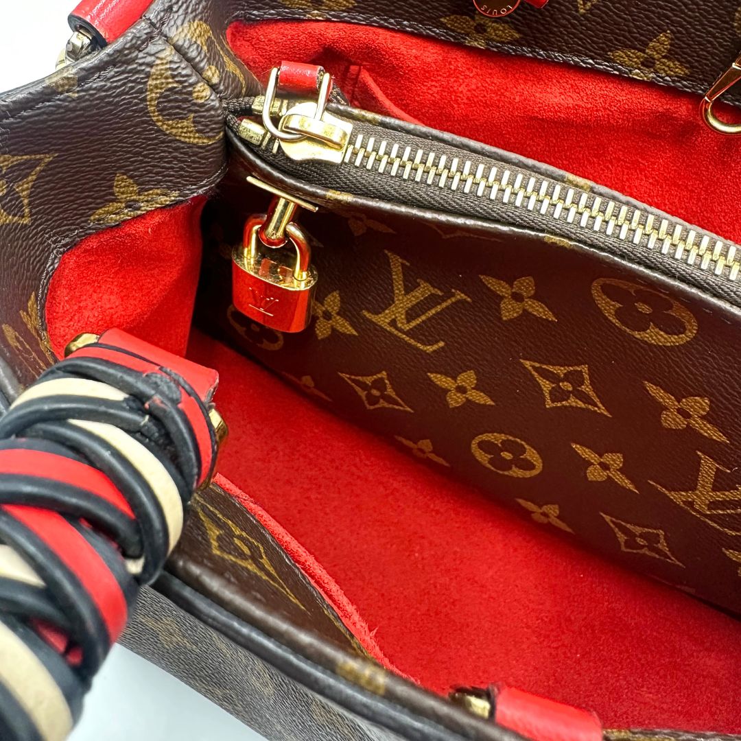 interno Borsa Louis Vuitton in canvas marrone monogram con finiture in pelle multicolore e parti metalliche dorate; munita di doppi manici intrecciati e una tracolla amovibile. Completa di lucchetto e chiavi, di lusso, originale, ottime condizioni. 