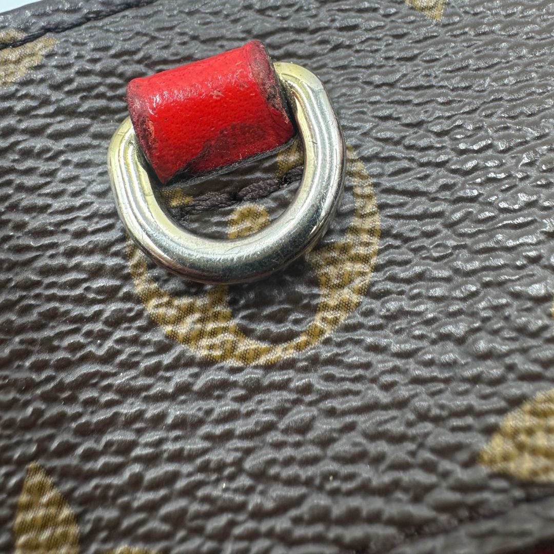 Borsa Louis Vuitton in canvas marrone monogram con finiture in pelle multicolore e parti metalliche dorate; munita di doppi manici intrecciati e una tracolla amovibile. Completa di lucchetto e chiavi, di lusso, originale, ottime condizioni.