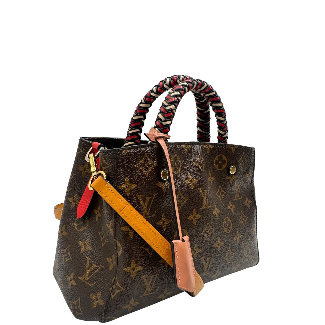lato Borsa Louis Vuitton in canvas marrone monogram con finiture in pelle multicolore e parti metalliche dorate; munita di doppi manici intrecciati e una tracolla amovibile. Completa di lucchetto e chiavi, di lusso, originale, ottime condizioni. 