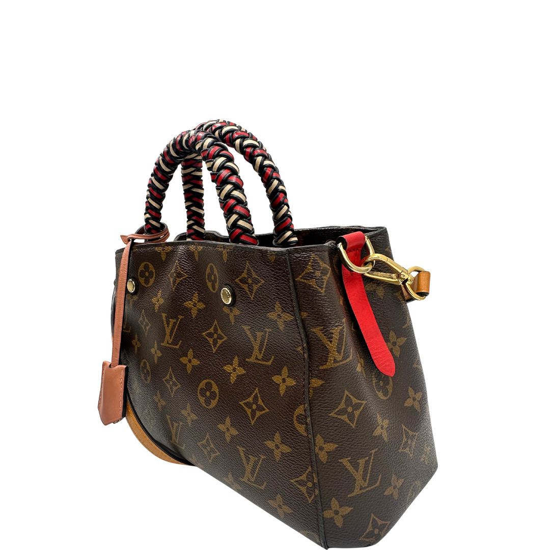 lato Borsa Louis Vuitton in canvas marrone monogram con finiture in pelle multicolore e parti metalliche dorate; munita di doppi manici intrecciati e una tracolla amovibile. Completa di lucchetto e chiavi, di lusso, originale, ottime condizioni.