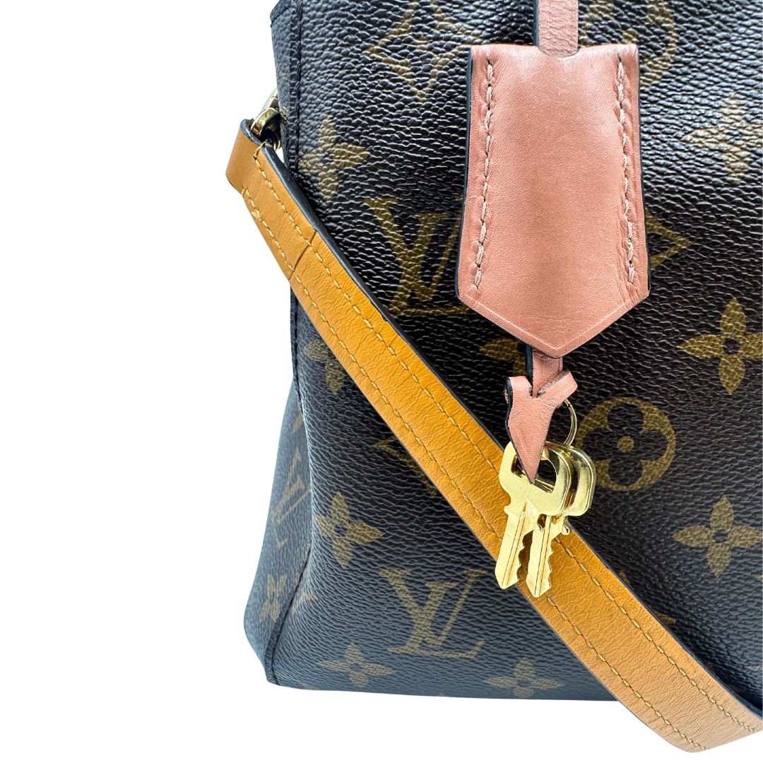 interno Borsa Louis Vuitton in canvas marrone monogram con finiture in pelle multicolore e parti metalliche dorate; munita di doppi manici intrecciati e una tracolla amovibile. Completa di lucchetto e chiavi, di lusso, originale, ottime condizioni. 