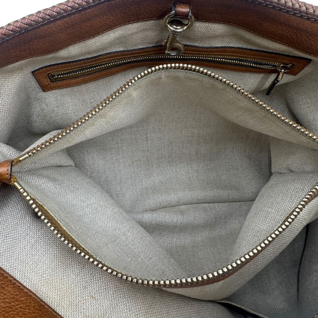 interno Borsa Gucci in tessuto GG monogram con finiture in pelle marroni e parti metalliche dorate; munita di doppi manici, da portare a spalla, di lusso, originale, ottime condizioni. 