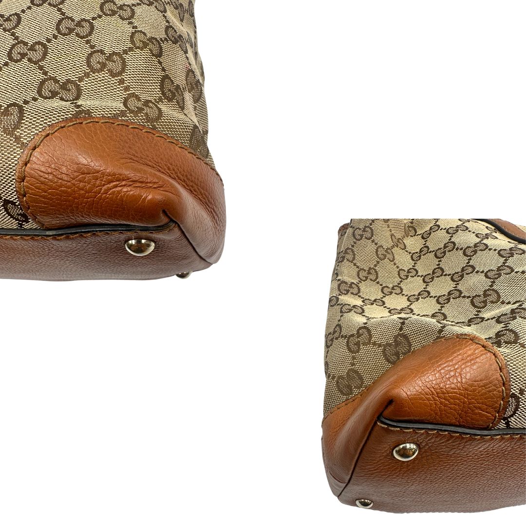 angoli Borsa Gucci in tessuto GG monogram con finiture in pelle marroni e parti metalliche dorate; munita di doppi manici, da portare a spalla, di lusso, originale, ottime condizioni. 