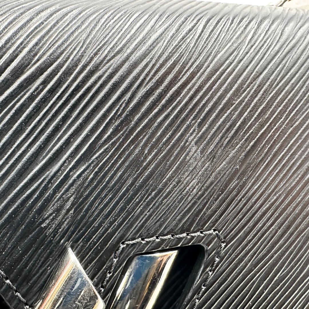 segno di utilizzo sul front della Borsa Louis Vuitton in pelle Epi nera con parti metalliche argentate, munita di una tracolla scorrevole in catena e spallaccio in pelle. Rifinita con logo LV in metallo sul front. Completa di corredo, di lusso, originale, ottime condizioni, usata. 