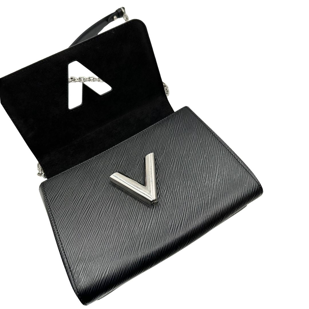 interno Borsa Louis Vuitton in pelle Epi nera con parti metalliche argentate, munita di una tracolla scorrevole in catena e spallaccio in pelle. Rifinita con logo LV in metallo sul front. Completa di corredo, di lusso, originale, ottime condizioni, usata. 