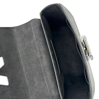 interno Borsa Louis Vuitton in pelle Epi nera con parti metalliche argentate, munita di una tracolla scorrevole in catena e spallaccio in pelle. Rifinita con logo LV in metallo sul front. Completa di corredo, di lusso, originale, ottime condizioni, usata. 