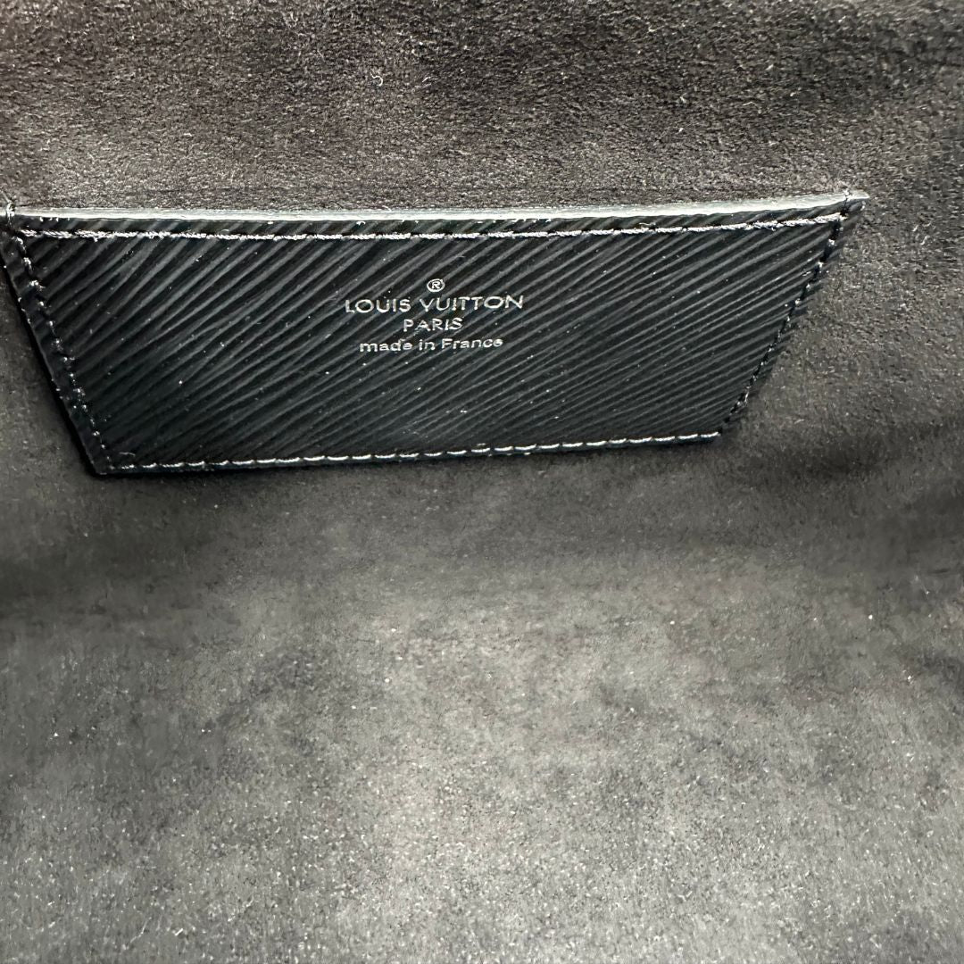 interno Borsa Louis Vuitton in pelle Epi nera con parti metalliche argentate, munita di una tracolla scorrevole in catena e spallaccio in pelle. Rifinita con logo LV in metallo sul front. Completa di corredo, di lusso, originale, ottime condizioni, usata. 