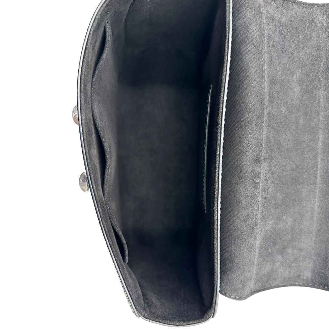interno Borsa Louis Vuitton in pelle Epi nera con parti metalliche argentate, munita di una tracolla scorrevole in catena e spallaccio in pelle. Rifinita con logo LV in metallo sul front. Completa di corredo, di lusso, originale, ottime condizioni, usata. 