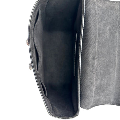 interno Borsa Louis Vuitton in pelle Epi nera con parti metalliche argentate, munita di una tracolla scorrevole in catena e spallaccio in pelle. Rifinita con logo LV in metallo sul front. Completa di corredo, di lusso, originale, ottime condizioni, usata. 