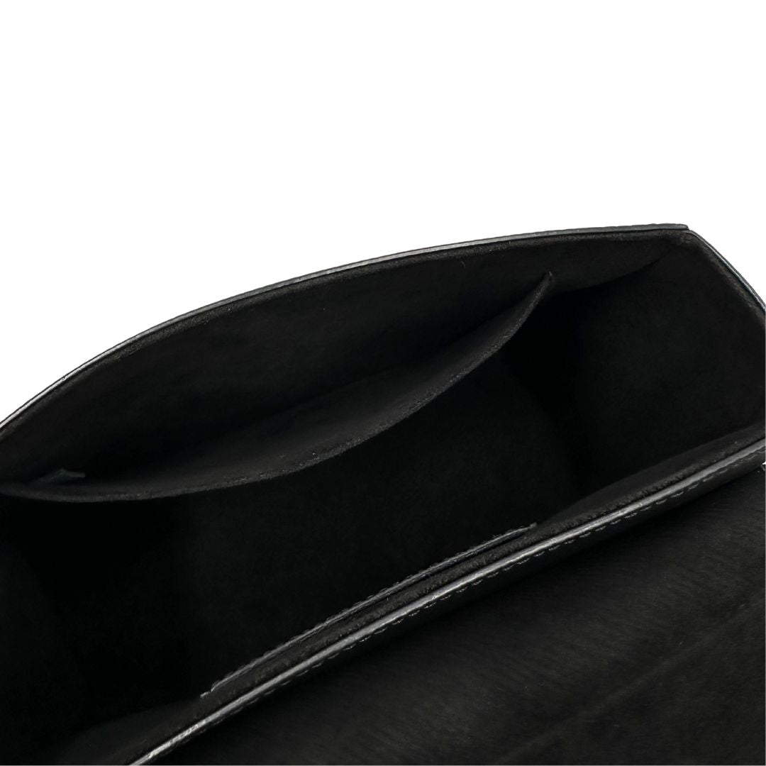 interno Borsa Louis Vuitton in pelle Epi nera con parti metalliche argentate, munita di una tracolla scorrevole in catena e spallaccio in pelle. Rifinita con logo LV in metallo sul front. Completa di corredo, di lusso, originale, ottime condizioni, usata. 