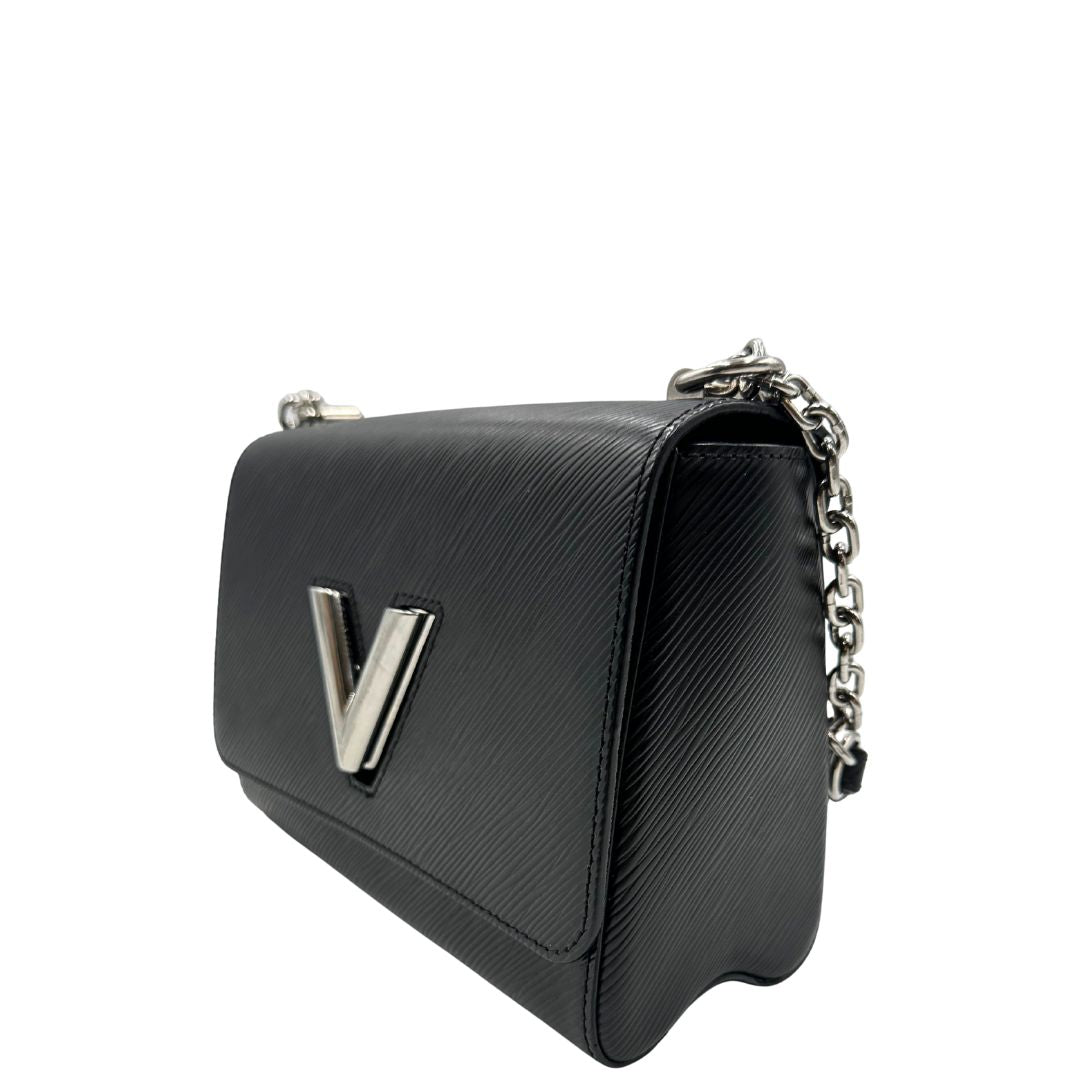 lato interno Borsa Louis Vuitton in pelle Epi nera con parti metalliche argentate, munita di una tracolla scorrevole in catena e spallaccio in pelle. Rifinita con logo LV in metallo sul front. Completa di corredo, di lusso, originale, ottime condizioni, usata.  