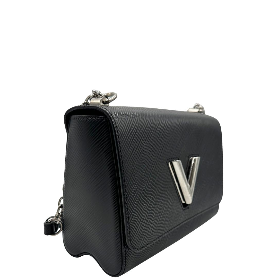 lato Borsa Louis Vuitton in pelle Epi nera con parti metalliche argentate, munita di una tracolla scorrevole in catena e spallaccio in pelle. Rifinita con logo LV in metallo sul front. Completa di corredo, di lusso, originale, ottime condizioni, usata. 