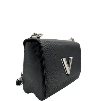 lato Borsa Louis Vuitton in pelle Epi nera con parti metalliche argentate, munita di una tracolla scorrevole in catena e spallaccio in pelle. Rifinita con logo LV in metallo sul front. Completa di corredo, di lusso, originale, ottime condizioni, usata. 