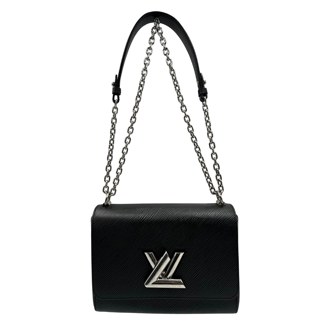 front Borsa Louis Vuitton in pelle Epi nera con parti metalliche argentate, munita di una tracolla scorrevole in catena e spallaccio in pelle. Rifinita con logo LV in metallo sul front. Completa di corredo, di lusso, originale, ottime condizioni, usata. 