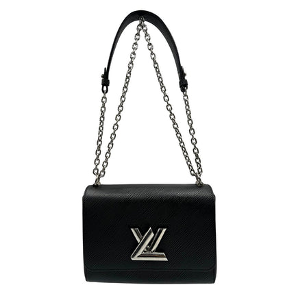 front Borsa Louis Vuitton in pelle Epi nera con parti metalliche argentate, munita di una tracolla scorrevole in catena e spallaccio in pelle. Rifinita con logo LV in metallo sul front. Completa di corredo, di lusso, originale, ottime condizioni, usata. 
