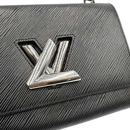 lv Borsa Louis Vuitton in pelle Epi nera con parti metalliche argentate, munita di una tracolla scorrevole in catena e spallaccio in pelle. Rifinita con logo LV in metallo sul front. Completa di corredo, di lusso, originale, ottime condizioni, usata. 