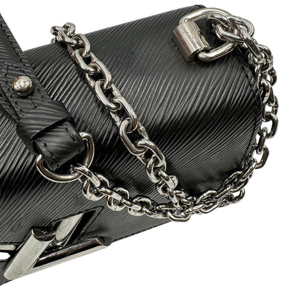 tracolla Borsa Louis Vuitton in pelle Epi nera con parti metalliche argentate, munita di una tracolla scorrevole in catena e spallaccio in pelle. Rifinita con logo LV in metallo sul front. Completa di corredo, di lusso, originale, ottime condizioni, usata. 