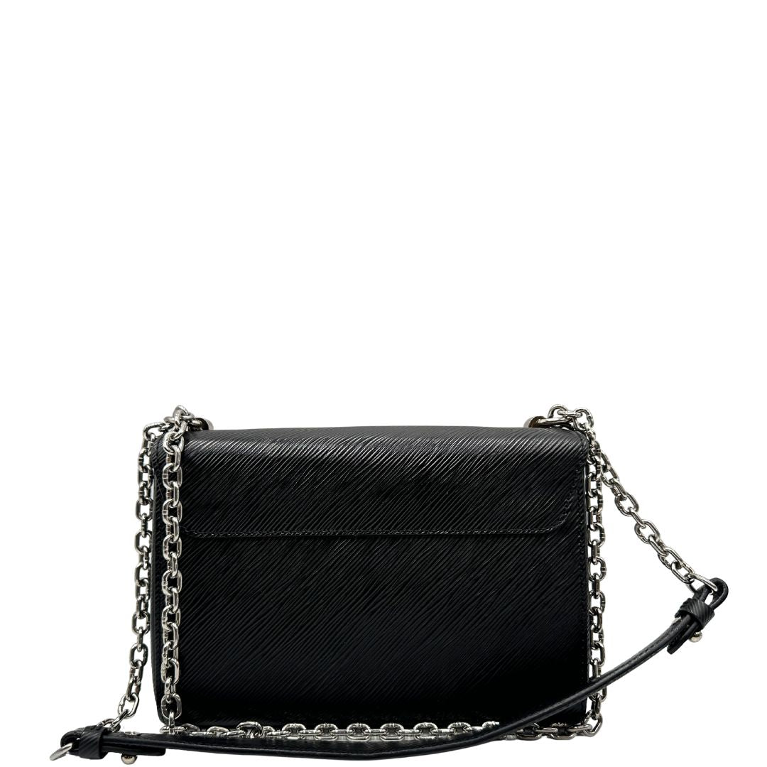 retro Borsa Louis Vuitton in pelle Epi nera con parti metalliche argentate, munita di una tracolla scorrevole in catena e spallaccio in pelle. Rifinita con logo LV in metallo sul front. Completa di corredo, di lusso, originale, ottime condizioni, usata. 
