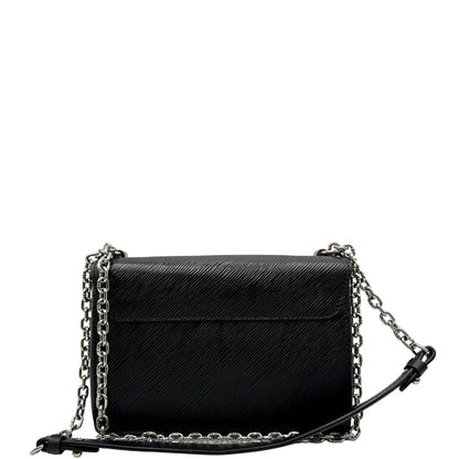 retro Borsa Louis Vuitton in pelle Epi nera con parti metalliche argentate, munita di una tracolla scorrevole in catena e spallaccio in pelle. Rifinita con logo LV in metallo sul front. Completa di corredo, di lusso, originale, ottime condizioni, usata. 