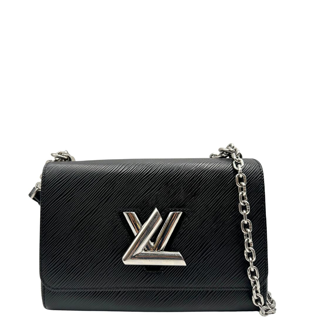 front Borsa Louis Vuitton in pelle Epi nera con parti metalliche argentate, munita di una tracolla scorrevole in catena e spallaccio in pelle. Rifinita con logo LV in metallo sul front. Completa di corredo, di lusso, originale, ottime condizioni, usata. 