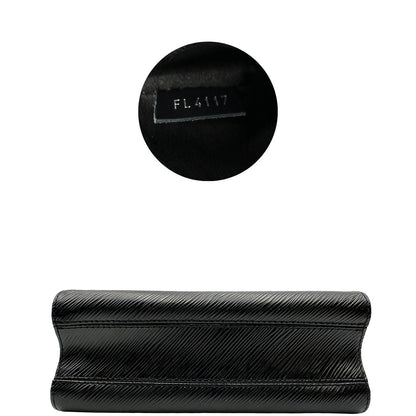 base e codice Borsa Louis Vuitton in pelle Epi nera con parti metalliche argentate, munita di una tracolla scorrevole in catena e spallaccio in pelle. Rifinita con logo LV in metallo sul front. Completa di corredo, di lusso, originale, ottime condizioni, usata.