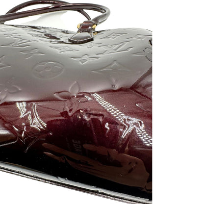  Borsa Louis Vuitton in pelle Vernis color amaranto con trama monogram e parti metalliche dorate. Munita di doppi manici stondati; da portare a spalla. Originale, usata, di lusso, in ottime condizioni