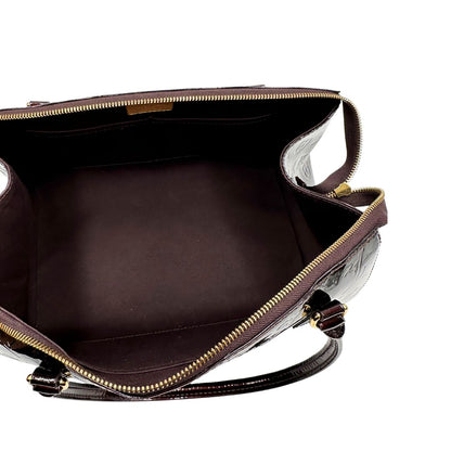 Interno Borsa Louis Vuitton in pelle Vernis color amaranto con trama monogram e parti metalliche dorate. Munita di doppi manici stondati; da portare a spalla. Originale, usata, di lusso, in ottime condizioni