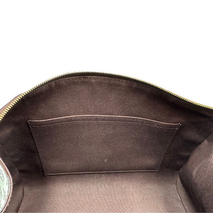 Interno Borsa Louis Vuitton in pelle Vernis color amaranto con trama monogram e parti metalliche dorate. Munita di doppi manici stondati; da portare a spalla. Originale, usata, di lusso, in ottime condizioni