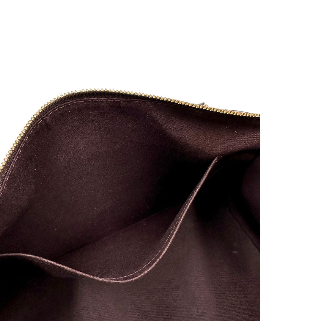 Tasca Borsa Louis Vuitton in pelle Vernis color amaranto con trama monogram e parti metalliche dorate. Munita di doppi manici stondati; da portare a spalla. Originale, usata, di lusso, in ottime condizioni