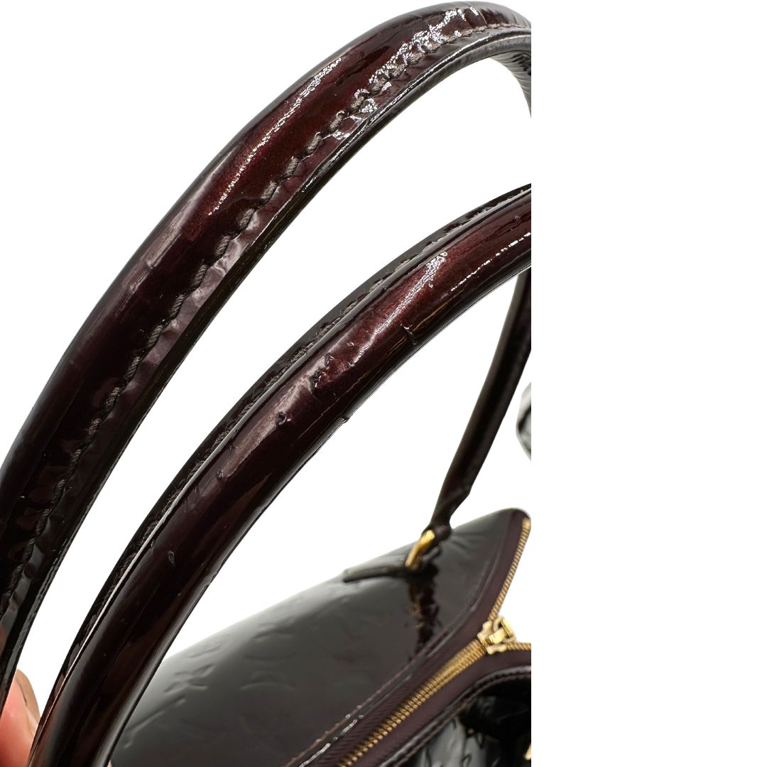 Manici Borsa Louis Vuitton in pelle Vernis color amaranto con trama monogram e parti metalliche dorate. Munita di doppi manici stondati; da portare a spalla. Originale, usata, di lusso, in ottime condizioni