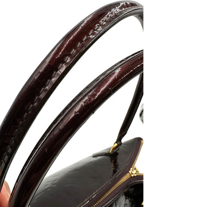 Manici Borsa Louis Vuitton in pelle Vernis color amaranto con trama monogram e parti metalliche dorate. Munita di doppi manici stondati; da portare a spalla. Originale, usata, di lusso, in ottime condizioni