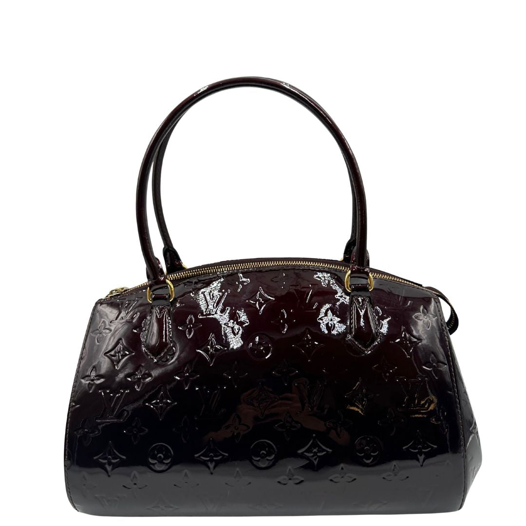 Front Borsa Louis Vuitton in pelle Vernis color amaranto con trama monogram e parti metalliche dorate. Munita di doppi manici stondati; da portare a spalla. Originale, usata, di lusso, in ottime condizioni