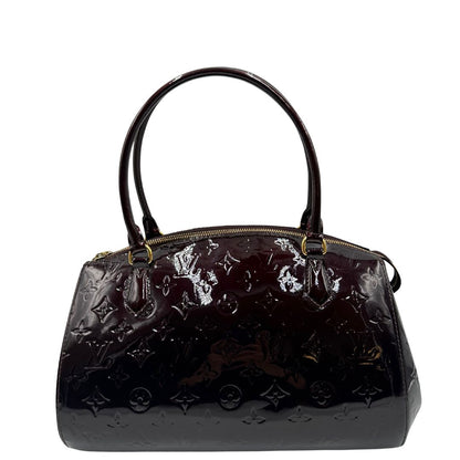 Front Borsa Louis Vuitton in pelle Vernis color amaranto con trama monogram e parti metalliche dorate. Munita di doppi manici stondati; da portare a spalla. Originale, usata, di lusso, in ottime condizioni