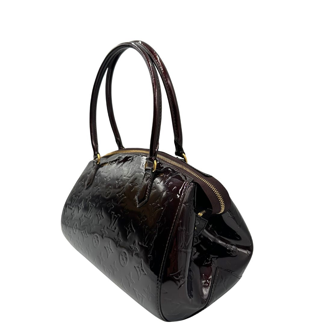 Laterali Borsa Louis Vuitton in pelle Vernis color amaranto con trama monogram e parti metalliche dorate. Munita di doppi manici stondati; da portare a spalla. Originale, usata, di lusso, in ottime condizioni