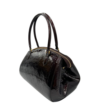 Laterali Borsa Louis Vuitton in pelle Vernis color amaranto con trama monogram e parti metalliche dorate. Munita di doppi manici stondati; da portare a spalla. Originale, usata, di lusso, in ottime condizioni
