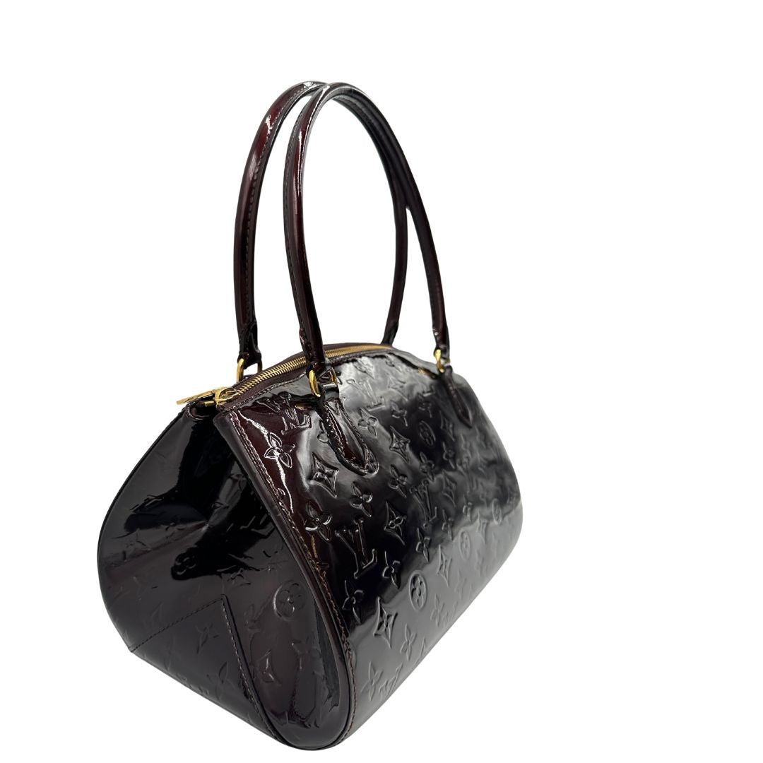 Laterali Borsa Louis Vuitton in pelle Vernis color amaranto con trama monogram e parti metalliche dorate. Munita di doppi manici stondati; da portare a spalla. Originale, usata, di lusso, in ottime condizioni