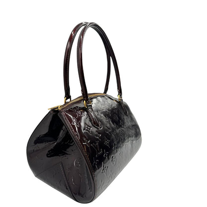 Laterali Borsa Louis Vuitton in pelle Vernis color amaranto con trama monogram e parti metalliche dorate. Munita di doppi manici stondati; da portare a spalla. Originale, usata, di lusso, in ottime condizioni