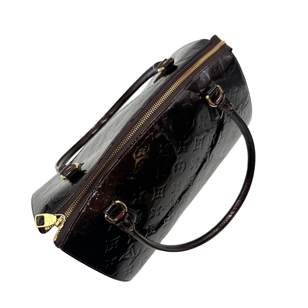  Borsa Louis Vuitton in pelle Vernis color amaranto con trama monogram e parti metalliche dorate. Munita di doppi manici stondati; da portare a spalla. Originale, usata, di lusso, in ottime condizioni