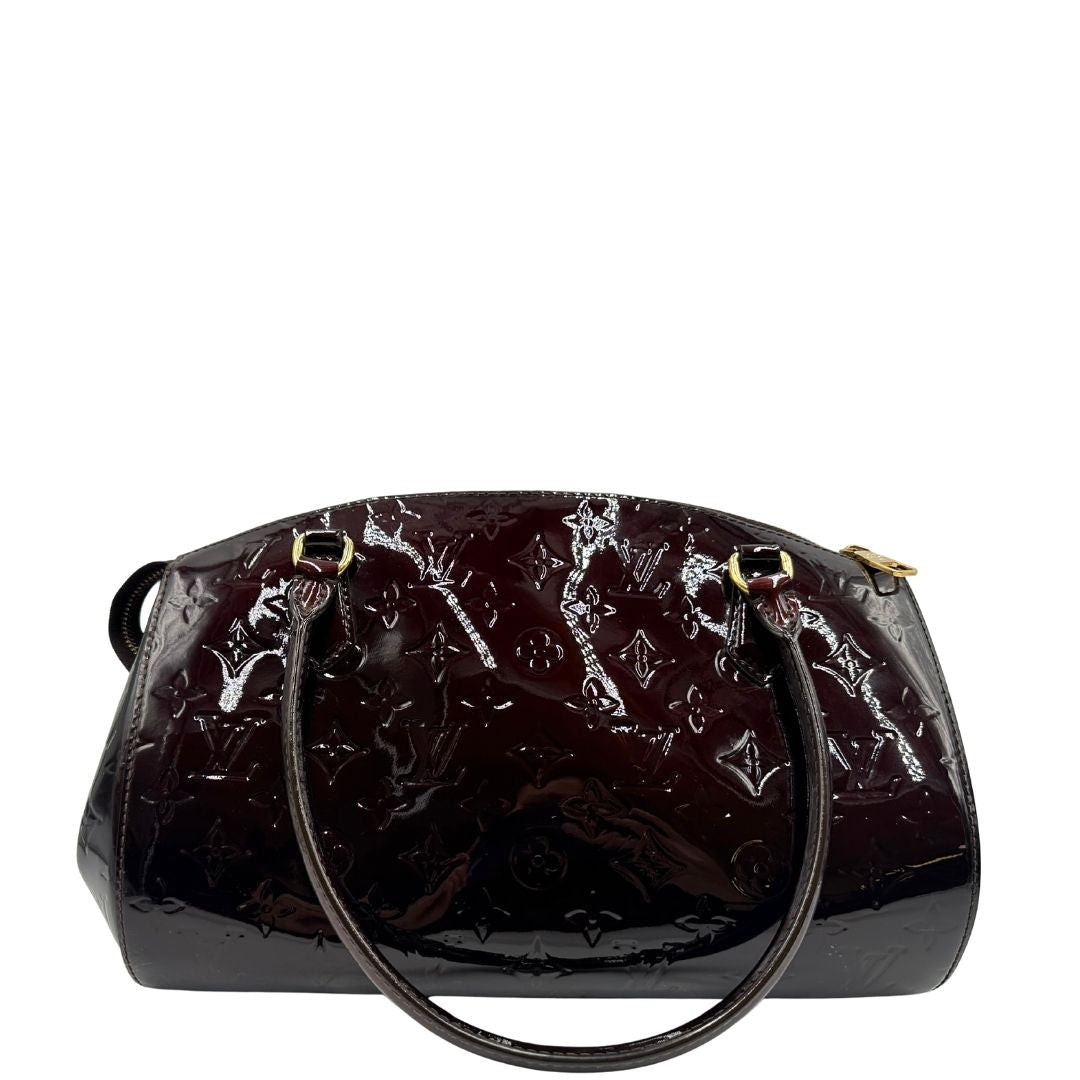 Retro Borsa Louis Vuitton in pelle Vernis color amaranto con trama monogram e parti metalliche dorate. Munita di doppi manici stondati; da portare a spalla. Originale, usata, di lusso, in ottime condizioni