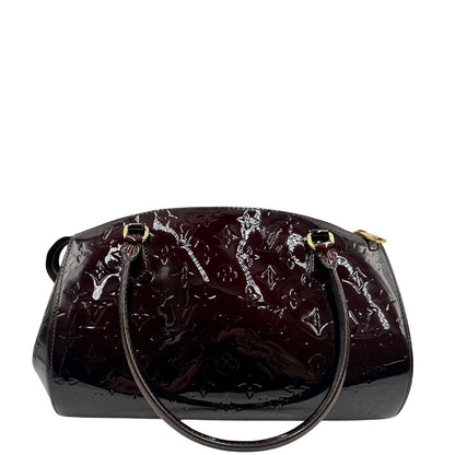 Retro Borsa Louis Vuitton in pelle Vernis color amaranto con trama monogram e parti metalliche dorate. Munita di doppi manici stondati; da portare a spalla. Originale, usata, di lusso, in ottime condizioni