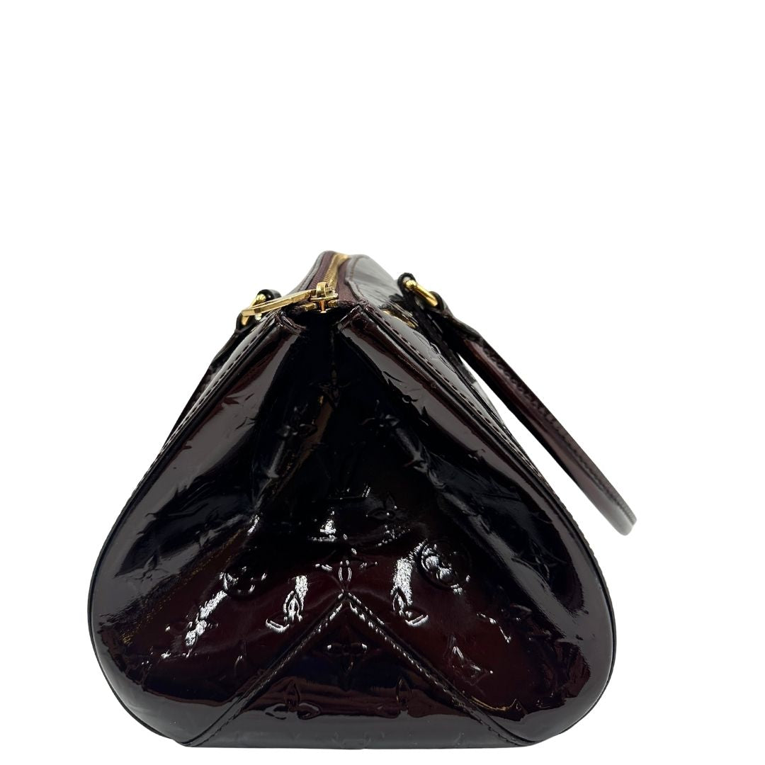 Borsa Louis Vuitton in pelle Vernis color amaranto con trama monogram e parti metalliche dorate. Munita di doppi manici stondati; da portare a spalla. Originale, usata, di lusso, in ottime condizioni