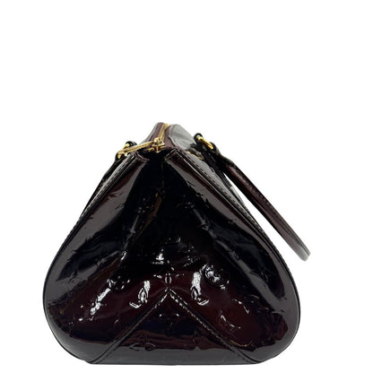 Borsa Louis Vuitton in pelle Vernis color amaranto con trama monogram e parti metalliche dorate. Munita di doppi manici stondati; da portare a spalla. Originale, usata, di lusso, in ottime condizioni