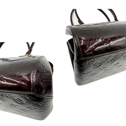 Angoli Borsa Louis Vuitton in pelle Vernis color amaranto con trama monogram e parti metalliche dorate. Munita di doppi manici stondati; da portare a spalla. Originale, usata, di lusso, in ottime condizioni