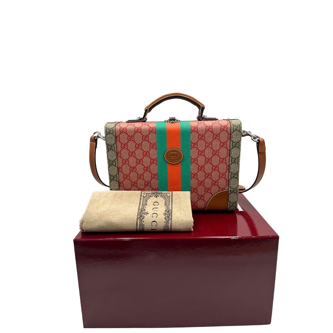 Valigia rigida Gucci in canvas GG Supreme monogram con finiture in pelle marroni e parti metalliche argentate; munita di un manico singolo e una tracolla amovibile e regolabile. Completa di corredo, di lusso, originale, eccellenti condizioni. 