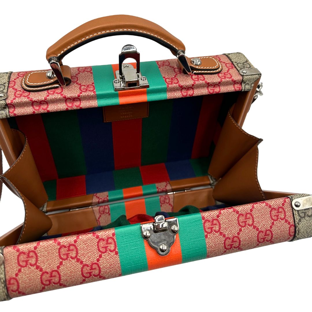 interno Valigia rigida Gucci in canvas GG Supreme monogram con finiture in pelle marroni e parti metalliche argentate; munita di un manico singolo e una tracolla amovibile e regolabile. Completa di corredo, di lusso, originale, eccellenti condizioni.  