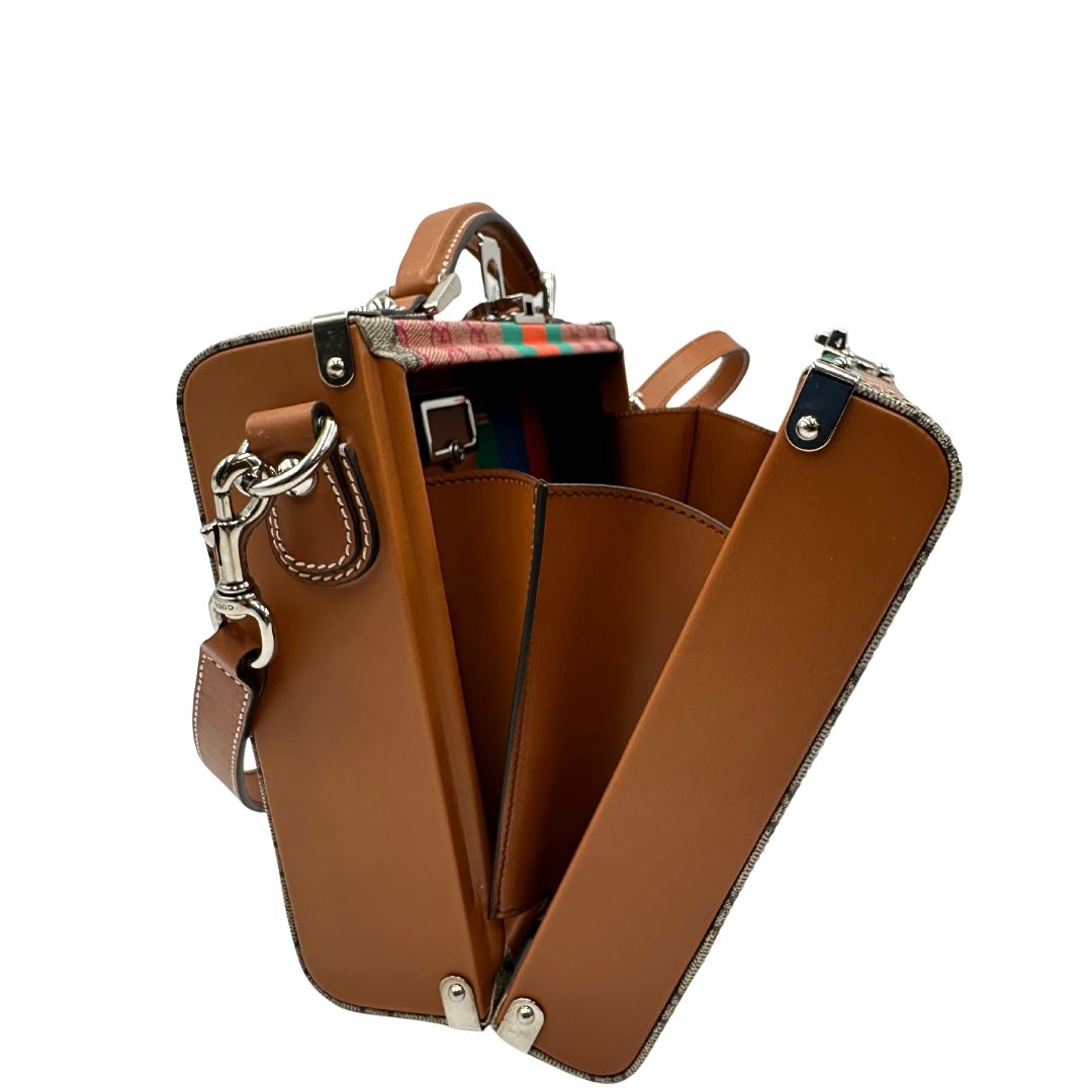 interno Valigia rigida Gucci in canvas GG Supreme monogram con finiture in pelle marroni e parti metalliche argentate; munita di un manico singolo e una tracolla amovibile e regolabile. Completa di corredo, di lusso, originale, eccellenti condizioni.  