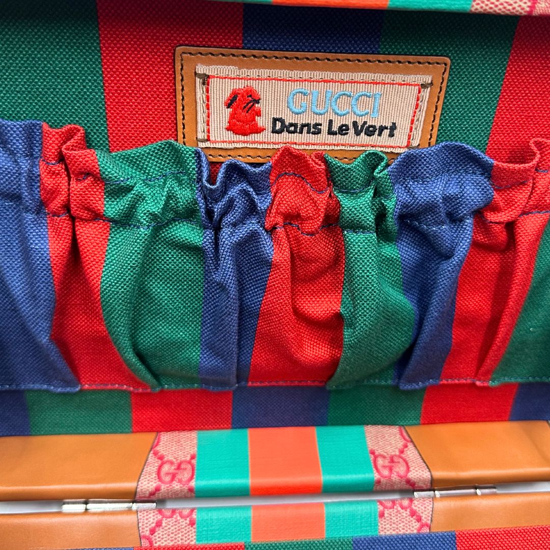 interno Valigia rigida Gucci in canvas GG Supreme monogram con finiture in pelle marroni e parti metalliche argentate; munita di un manico singolo e una tracolla amovibile e regolabile. Completa di corredo, di lusso, originale, eccellenti condizioni.  