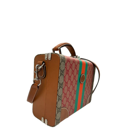 lato Valigia rigida Gucci in canvas GG Supreme monogram con finiture in pelle marroni e parti metalliche argentate; munita di un manico singolo e una tracolla amovibile e regolabile. Completa di corredo, di lusso, originale, eccellenti condizioni.  